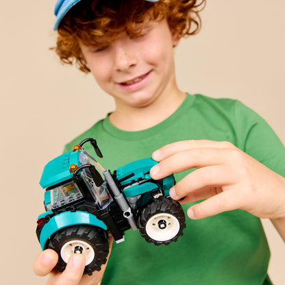 LEGO® City Tractor - Boerderijspeelgoed met een Minifiguur van een Boer - Cadeau voor Kinderen Vanaf 6 Jaar - 60498