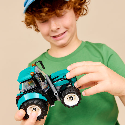 LEGO® City Tractor - Boerderijspeelgoed met een Minifiguur van een Boer - Cadeau voor Kinderen Vanaf 6 Jaar - 60498
