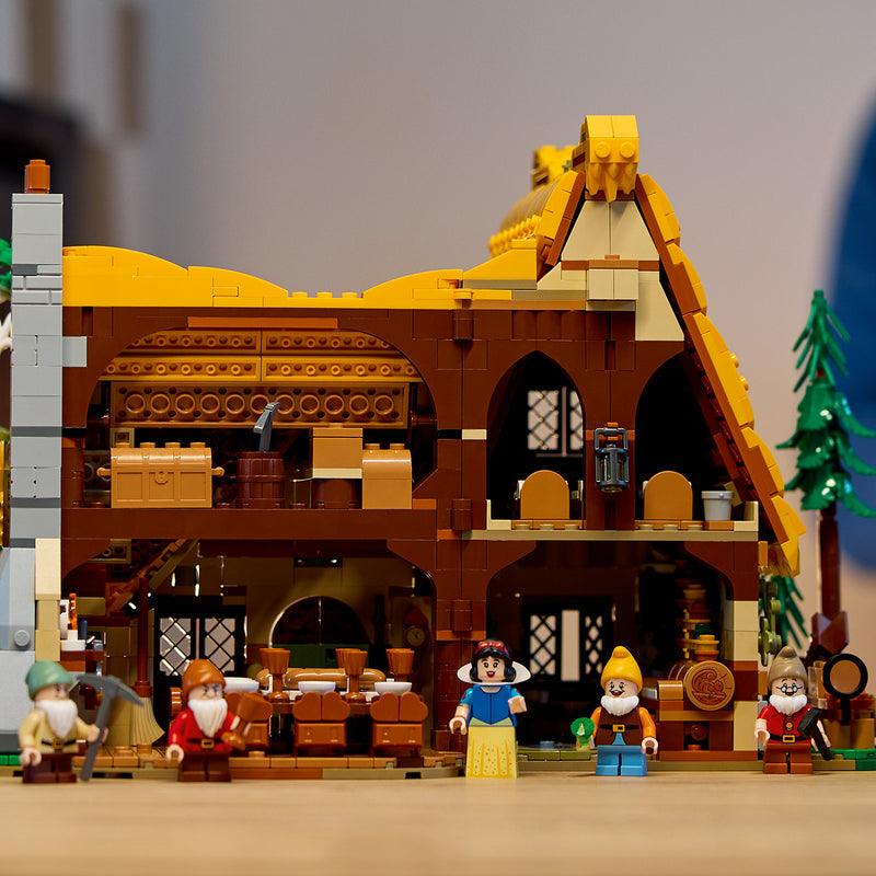 LEGO Huisje van Sneeuwwitje en de zeven dwergen 43242 Disney