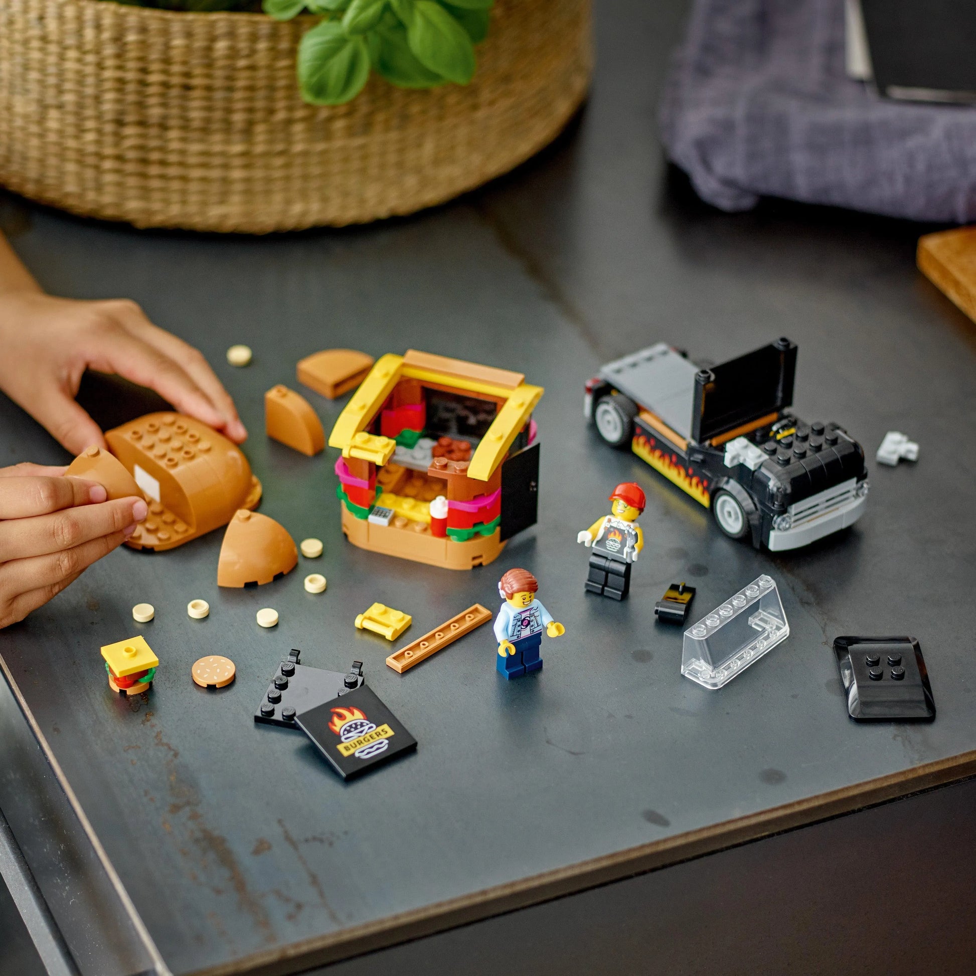 LEGO Burger Van 60404 City LEGO CITY @ 2TTOYS | Official LEGO shop😊🥰 LEGO €. 19.99